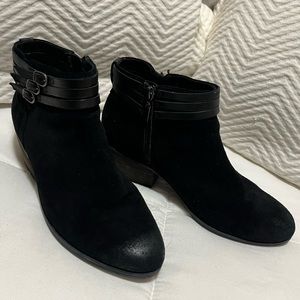 Clarks black leather and suede ankle boots 9.5
